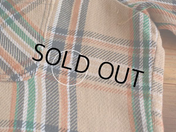 左胸ポケット横に僅かな汚れ。