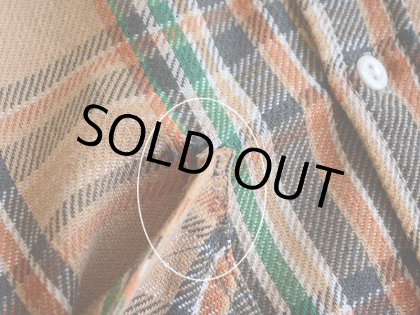 右胸ポケット付け根付近にホツレとリステッチ。