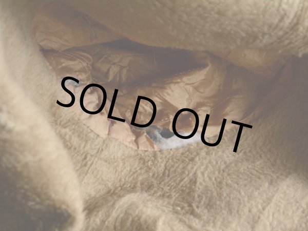 右袖付け根裏地にダメージ。