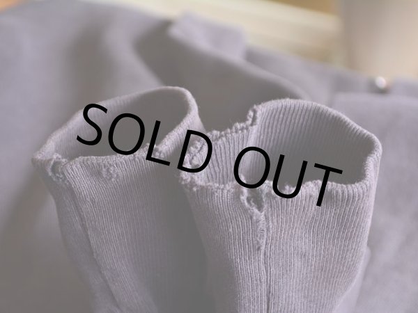 両袖リブにダメージ。