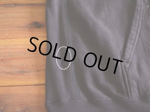 右裾サイドに2cm弱の破れ。