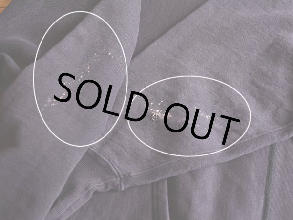 両袖に少々ブリーチ跡と左袖に小さなダメージ。