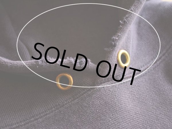 首元に少々ダメージ。