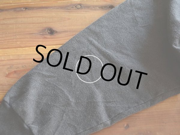 右袖に僅かな汚れ。