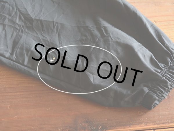 右袖に少々汚れ。