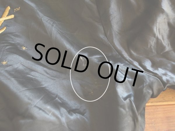 背中に僅かな汚れ。