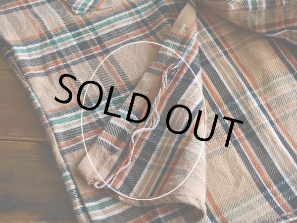 前立裾の裏側にダメージ。