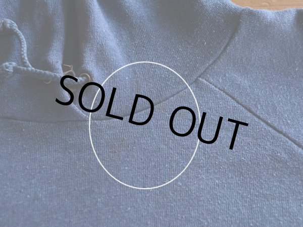 首元に薄ら汚れ。