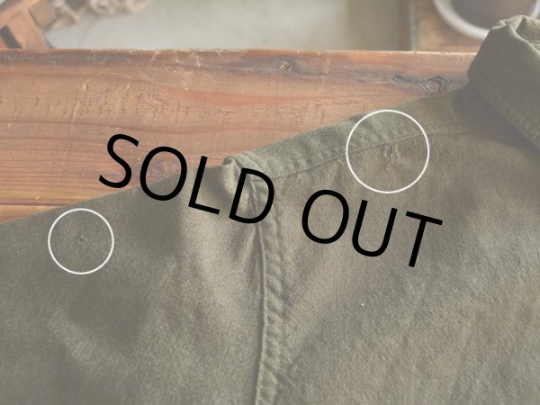 右肩付近に少々虫食いダメージ。