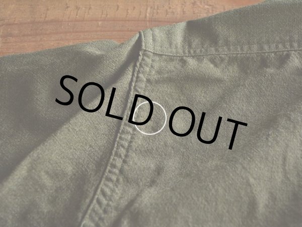 左後ろ肩付近に僅かな虫食い。