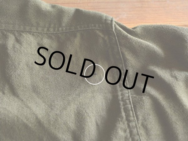 右後ろ肩付近に僅かな虫食い。