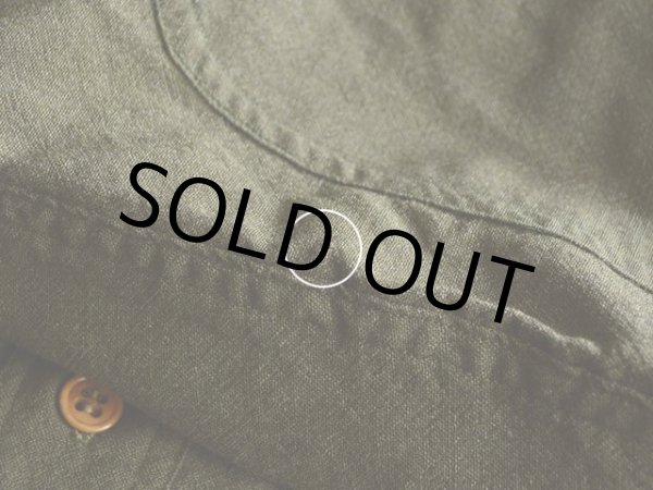 右肘に僅かな虫食い。