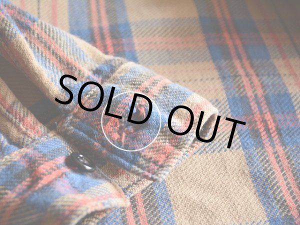 カフスボタンホールに少々ホツレ。