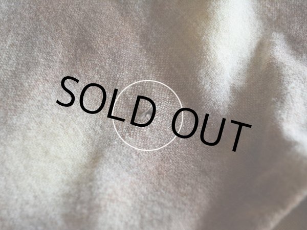 左袖付け根に小さな虫食い。