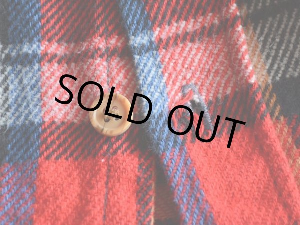 ボタンホールに少々ホツレ。