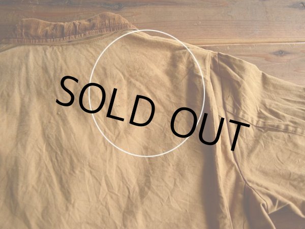 バック右肩付近にシミ汚れ。