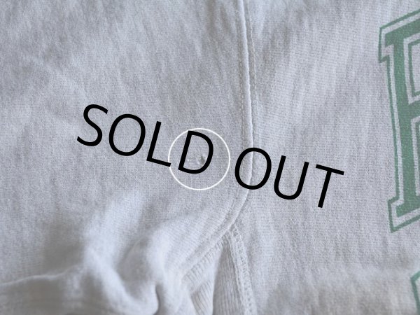 右袖付け根に僅かなダメージ。