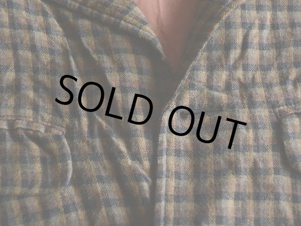 第一ボタン欠損。