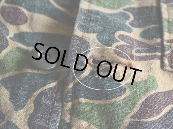 ボタンホールに少々ホツレ。