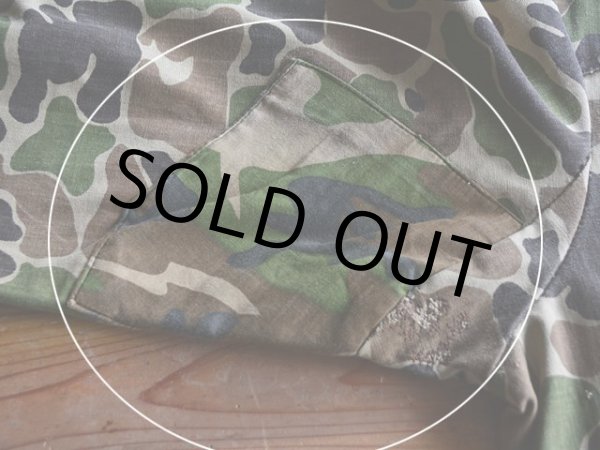 右袖付け根付近にリペア跡。