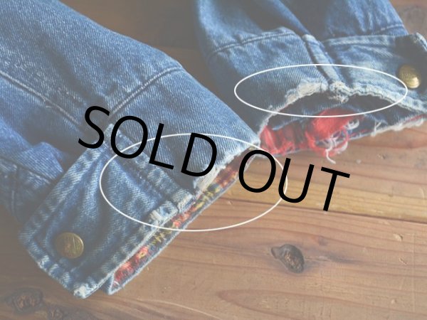 両袖口に少々ホツレ。