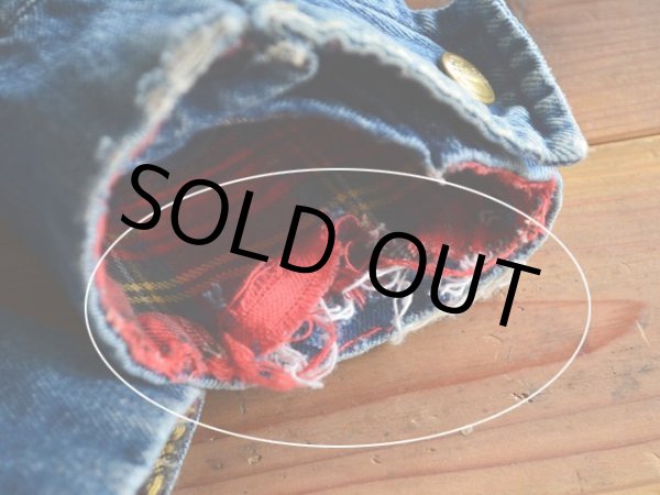 左袖口裏地にダメージ。