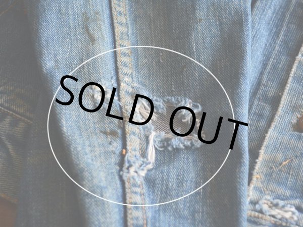 右袖にダメージ。