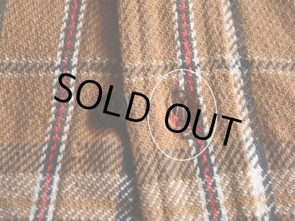 フロントボタンホールに少々ホツレ。