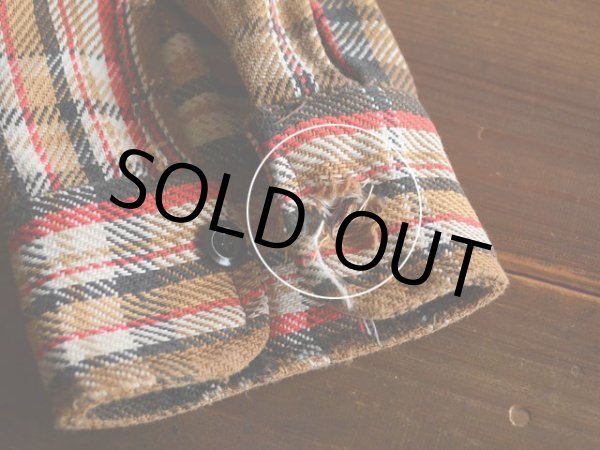 右袖カフスボタンホールにダメージ。