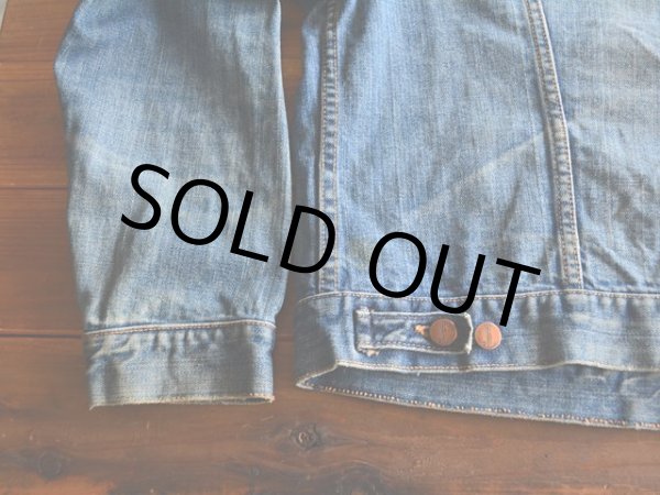 背中裾に薄ら汚れ。