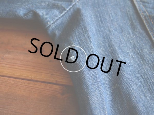 右脇腹に僅かな傷。