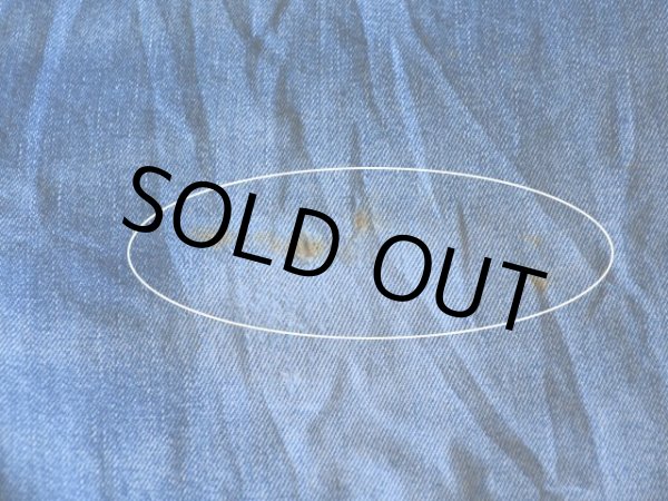 左太もも付近に少々汚れとホツレ。