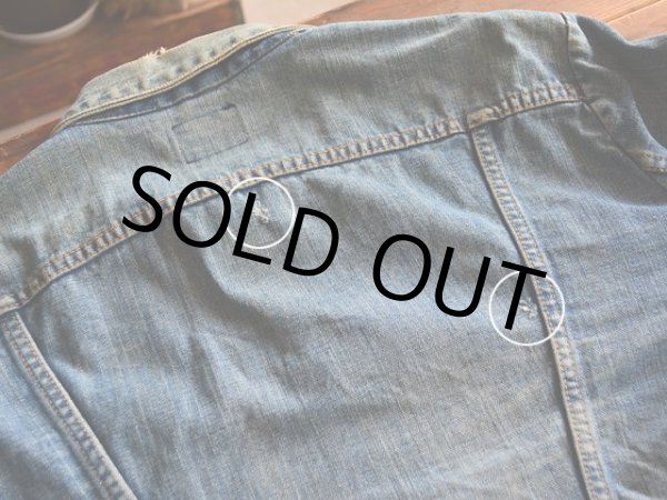 背中に僅かな傷。