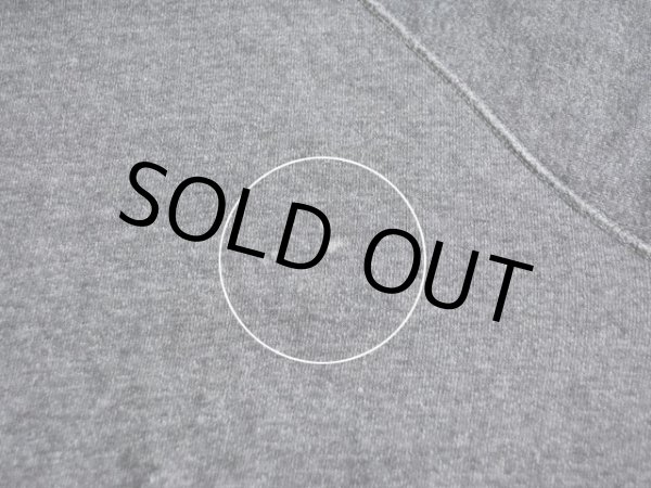 左胸に僅かな色落ちのようなもの。