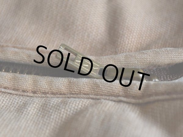 ジップ引手に少々曲がり。