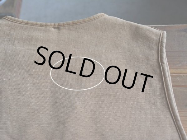 背中に僅かな汚れ。