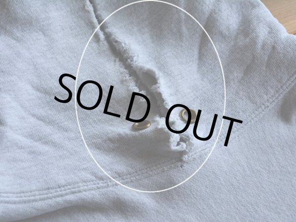 フード首周りにダメージ。