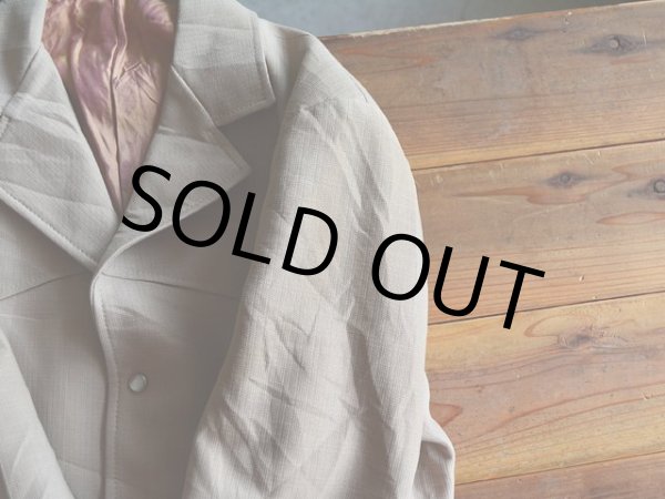 肩に少々日焼け。