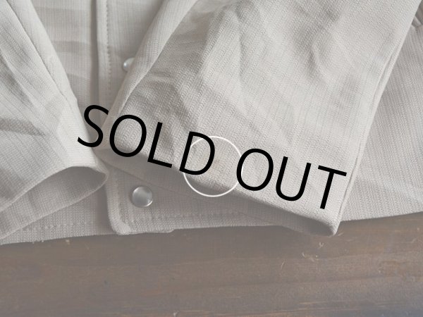 左袖口に僅かな汚れ。