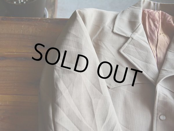 肩に少々日焼け。