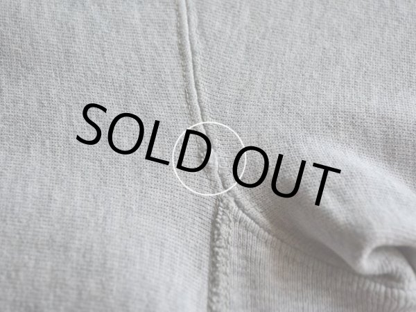 右袖付け根に僅かなダメージ。