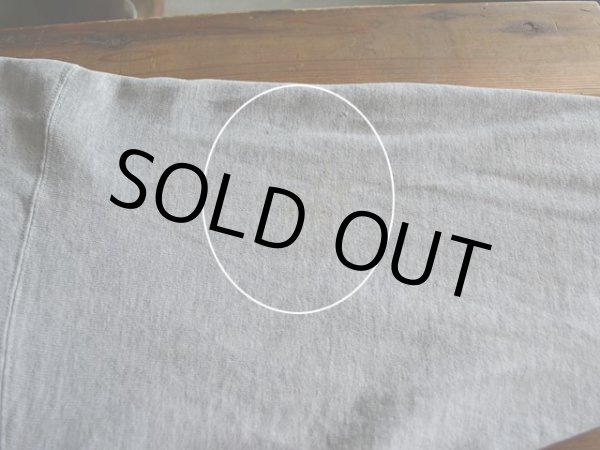 左袖付け根に薄ら汚れ。