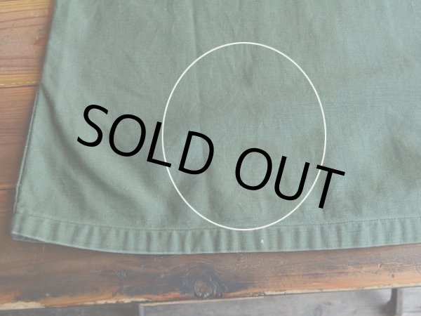 背中裾に薄らシミ。