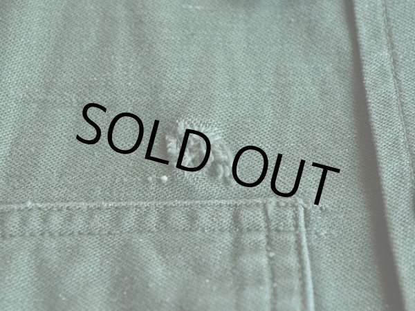 右胸ポケット上にダメージ。