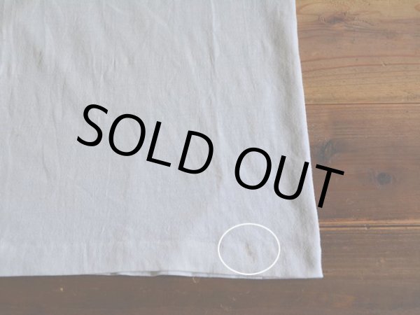 フロント裾に少々汚れ。