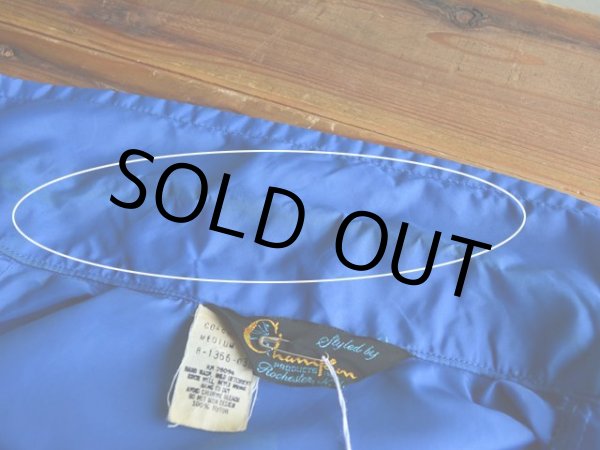 襟に薄ら汚れ。