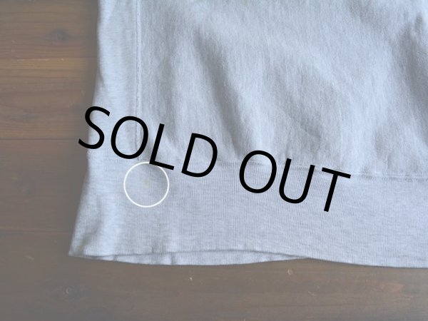 裾リブに僅かな汚れ。