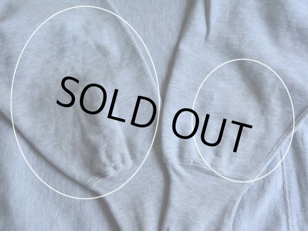 両袖に薄ら黒っぽいシミ汚れ。