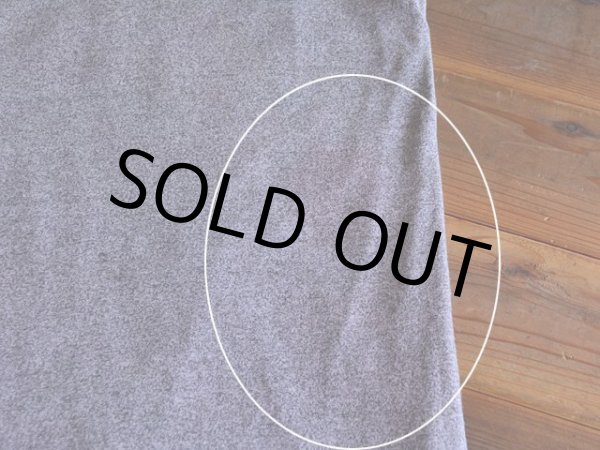 グレー部分に多少の赤い色移り。