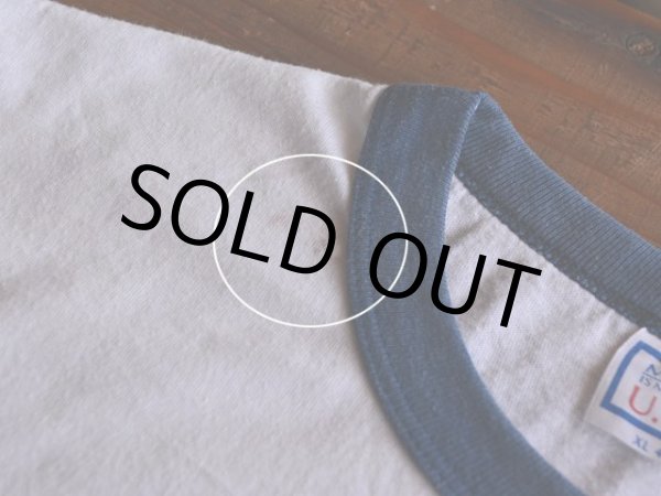 首リブ右横付近に少々汚れ。